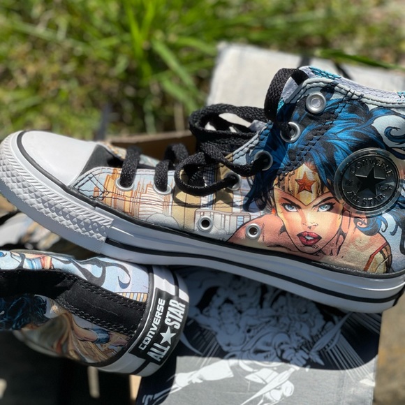 Converse All Star Wonder Women High Tops DC Comics Rare Print Pre-owned W-6 M-4 - Picture 4 of 7